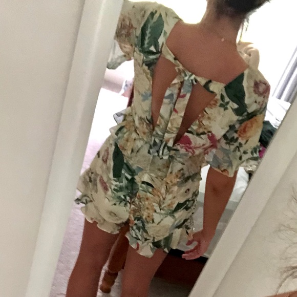 Hello Molly Size M Dainty Floral Romper - Picture 3 of 5